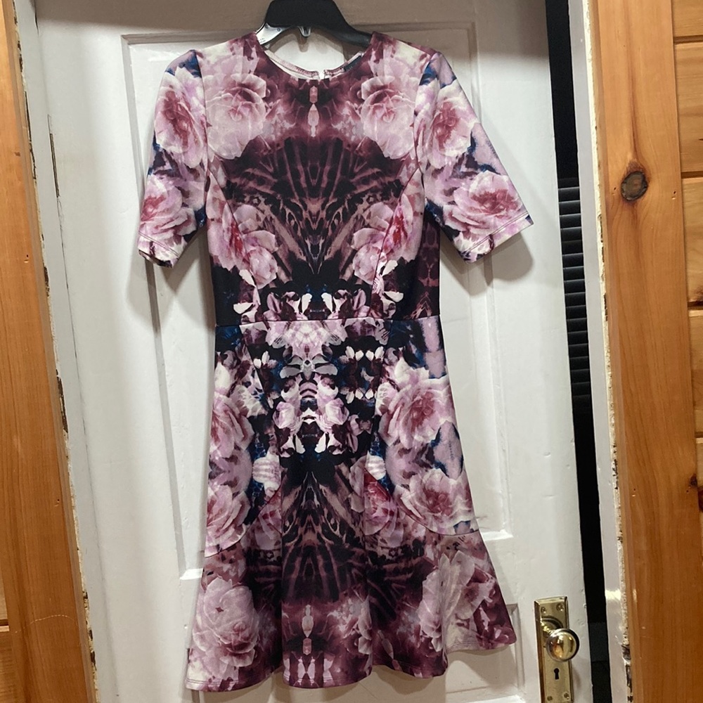 Zip up dress. Very comfortable material.